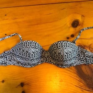 Black and white bikini top!